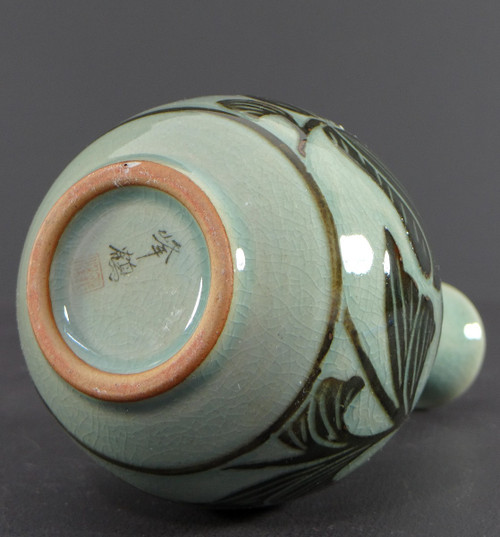 Corea, metà del XX secolo, Vaso in porcellana con disegno di piante.