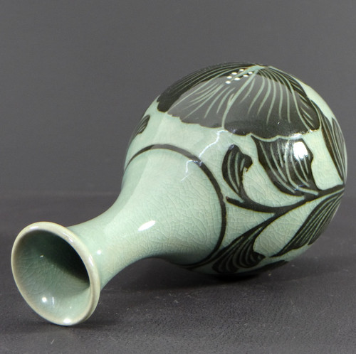 Corea, metà del XX secolo, Vaso in porcellana con disegno di piante.