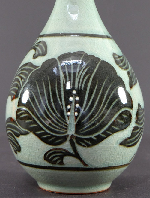 Corea, metà del XX secolo, Vaso in porcellana con disegno di piante.
