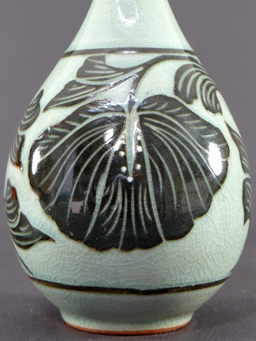 Corea, metà del XX secolo, Vaso in porcellana con disegno di piante.