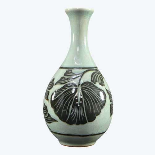 Corea, metà del XX secolo, Vaso in porcellana con disegno di piante.