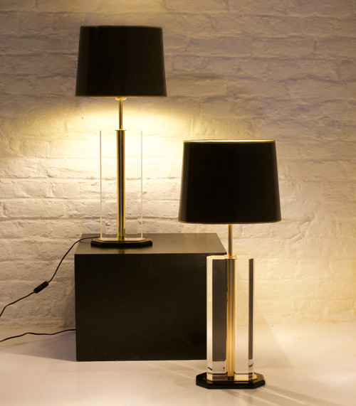 Coppia di lampade in plexiglas e ottone.