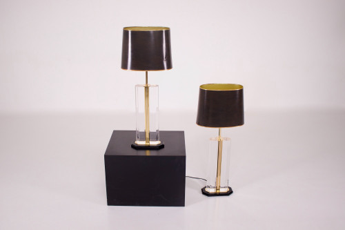 Coppia di lampade in plexiglas e ottone.