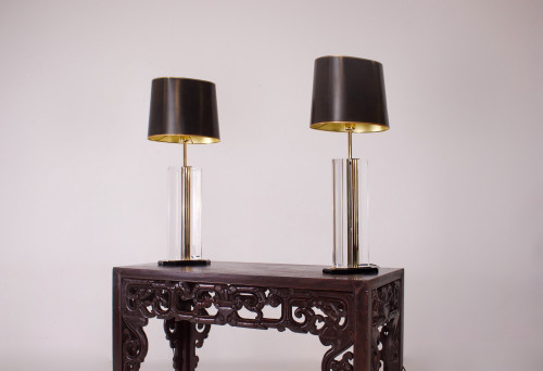 Coppia di lampade in plexiglas e ottone.