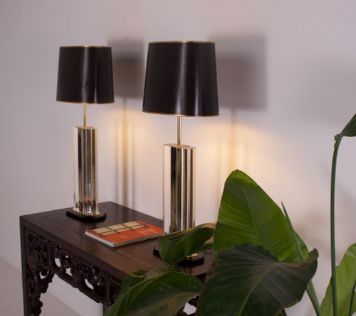 Coppia di lampade in plexiglas e ottone.