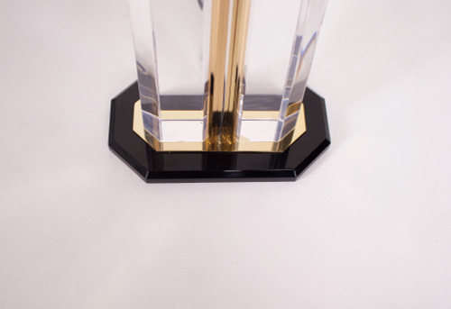 Coppia di lampade in plexiglas e ottone.