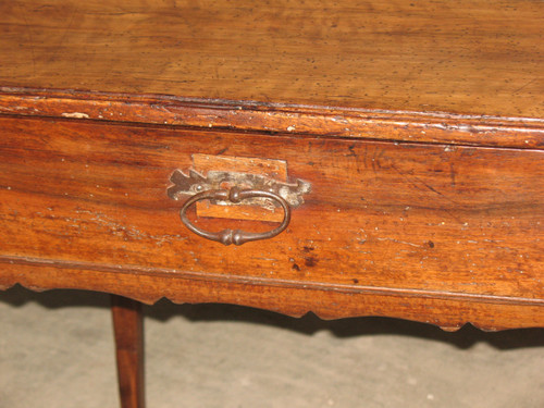 Petite table à écrire bureau époque Louis XV 18ème en noyer avec un grand tiroir