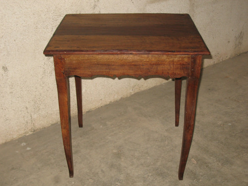 Petite table à écrire bureau époque Louis XV 18ème en noyer avec un grand tiroir