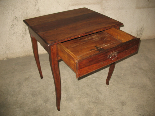 Petite table à écrire bureau époque Louis XV 18ème en noyer avec un grand tiroir
