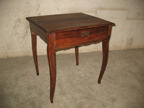 Petite table à écrire bureau époque Louis XV 18ème en noyer avec un grand tiroir