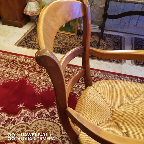 strohgepolsterter Sessel im Stil von Louis XV aus lackiertem blondem Kirschbaumholz Anfang des 20.
