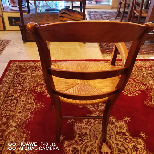 strohgepolsterter Sessel im Stil von Louis XV aus lackiertem blondem Kirschbaumholz Anfang des 20.