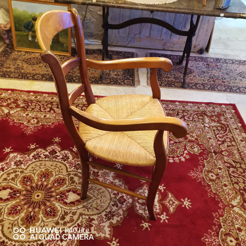 strohgepolsterter Sessel im Stil von Louis XV aus lackiertem blondem Kirschbaumholz Anfang des 20.