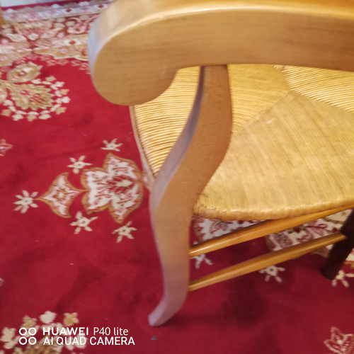 strohgepolsterter Sessel im Stil von Louis XV aus lackiertem blondem Kirschbaumholz Anfang des 20.