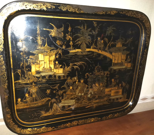Large rectangular tray in black and gold lacquered sheet metal with 19th century Chinese décor