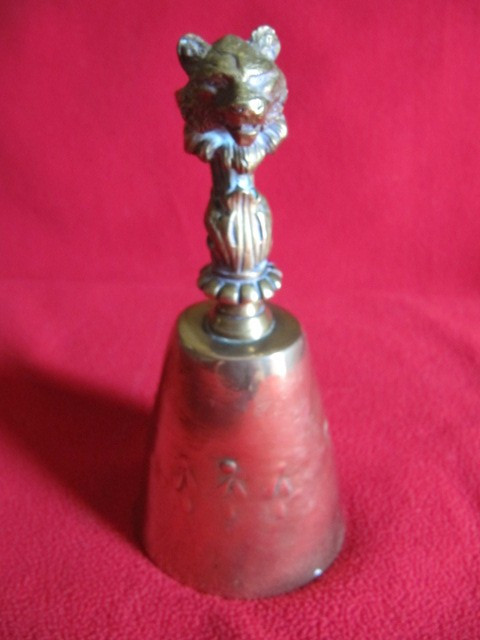 Campana da caccia in bronzo del XIX secolo con testa di lupo