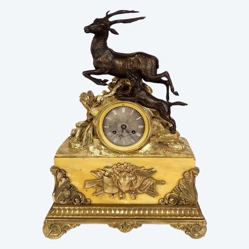 Restauro Orologio in marmo terra di Siena bronzo dorato Cane da caccia Cervo da caccia XIX secolo