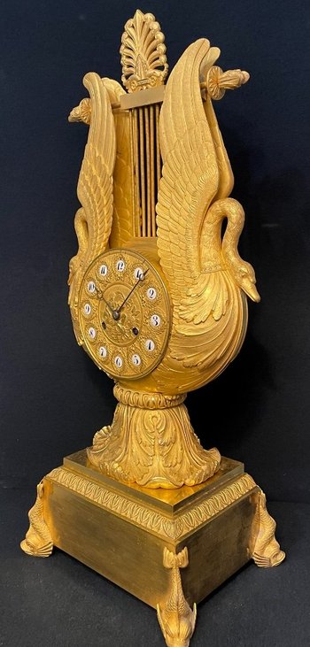 Large Charles X lyre clock `` Aux Cygnes '' in gilded bronze H57