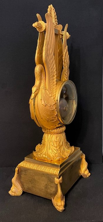 Large Charles X lyre clock `` Aux Cygnes '' in gilded bronze H57