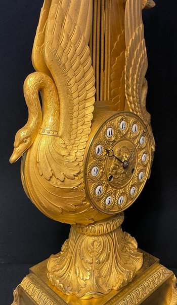 Large Charles X lyre clock `` Aux Cygnes '' in gilded bronze H57