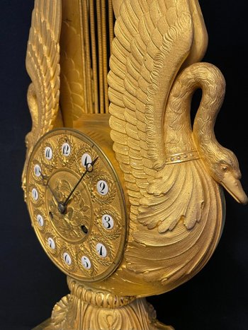 Large Charles X lyre clock `` Aux Cygnes '' in gilded bronze H57