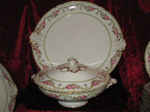 Limoges porcelain dinner service, 122 pieces, early 20th century, Louis XVI style