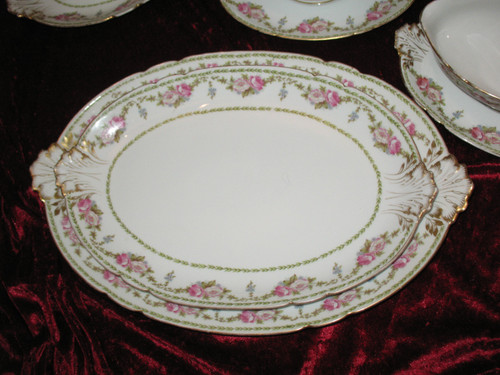 Limoges porcelain dinner service, 122 pieces, early 20th century, Louis XVI style