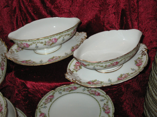 Limoges porcelain dinner service, 122 pieces, early 20th century, Louis XVI style