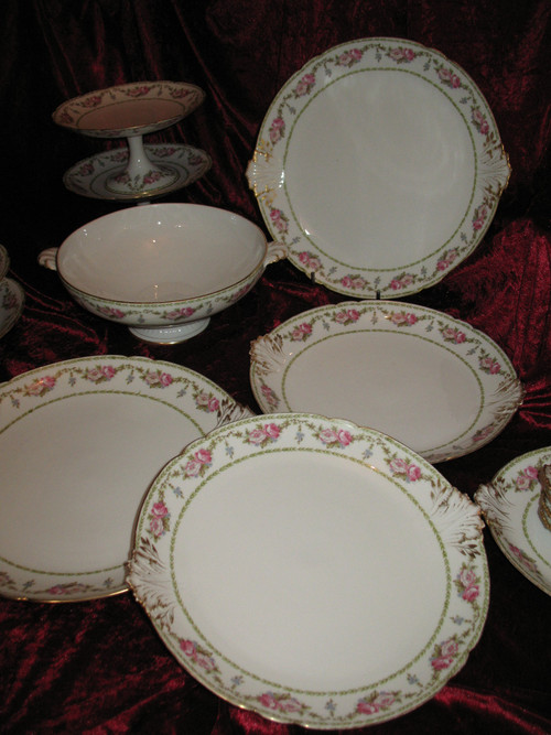 Limoges porcelain dinner service, 122 pieces, early 20th century, Louis XVI style