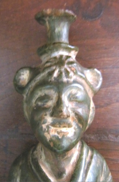 Statuetta del medico in terracotta smaltata verde, provenienza asiatica, Cina, XIX secolo