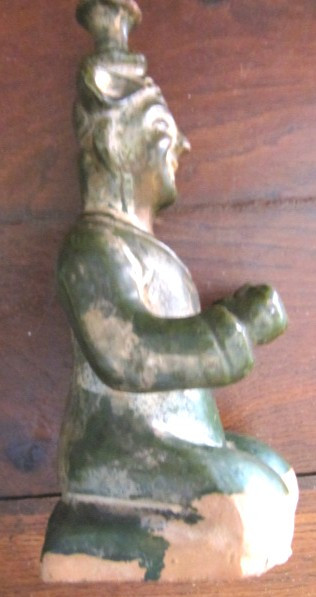 Statuetta del medico in terracotta smaltata verde, provenienza asiatica, Cina, XIX secolo