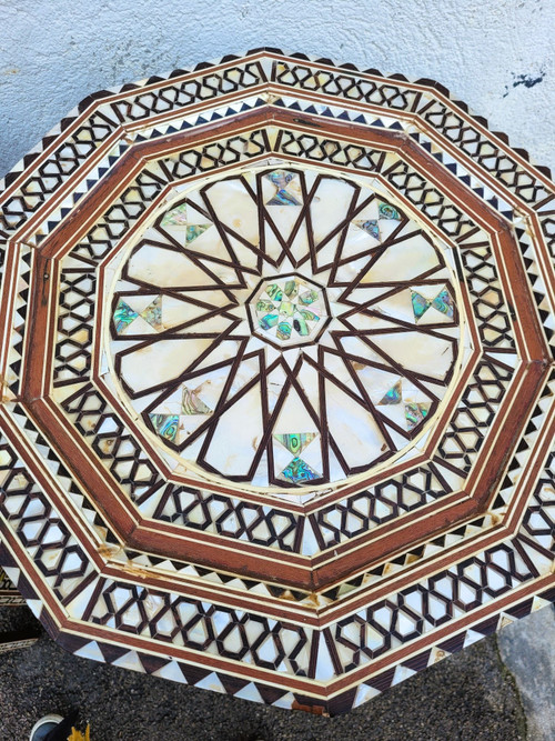 Paire De Hauts Guéridons Orientaux En Marqueterie, XXème Siècle