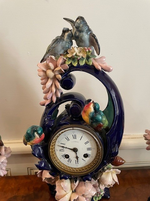 Trittico composto da un orologio e due vasi