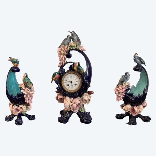 Trittico composto da un orologio e due vasi