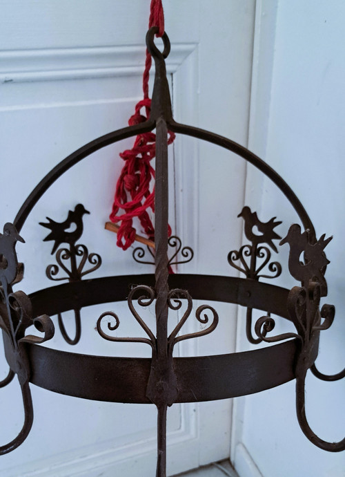 Ghirlanda da ufficio decorata con uccelli e fiori in ferro battuto proveniente da un'antica cucina francese