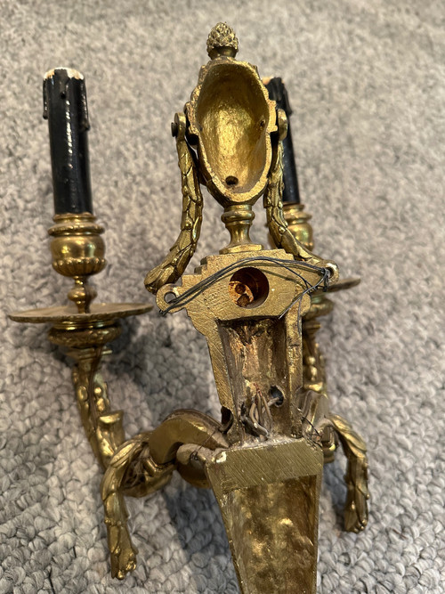 Paar Wandleuchter im Louis XVI-Stil aus vergoldeter Bronze