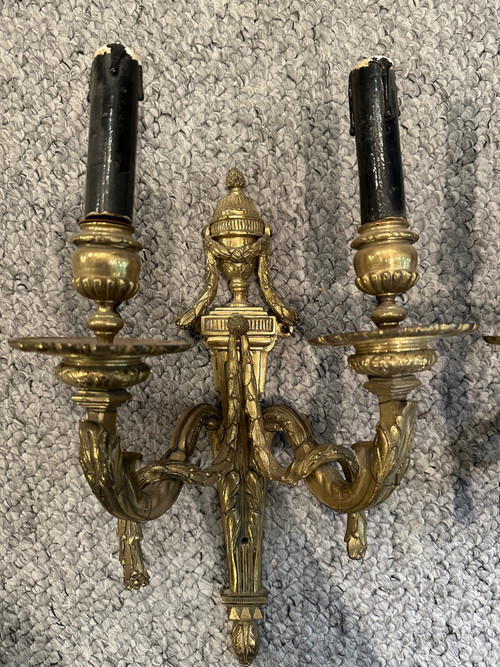 Paar Wandleuchter im Louis XVI-Stil aus vergoldeter Bronze