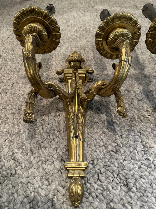 Paar Wandleuchter im Louis XVI-Stil aus vergoldeter Bronze