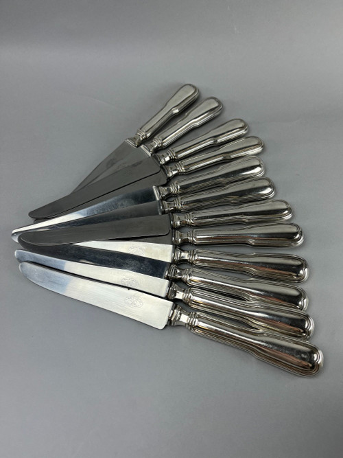 12 Couteaux de table en métal argenté modèle au filet