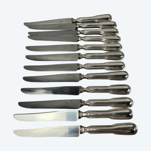 12 Couteaux de table en métal argenté modèle au filet