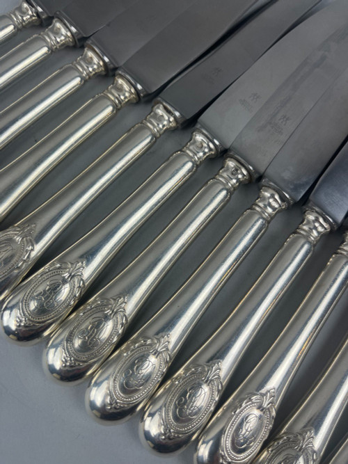 12 Medaillon-Käsemesser aus silbernem Metall