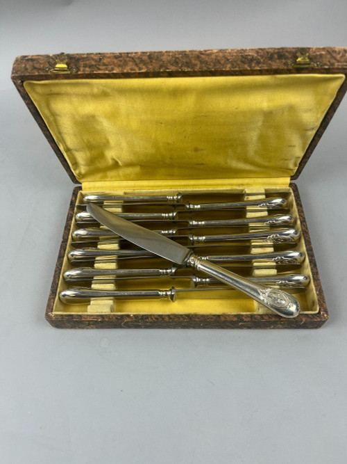 12 Medaillon-Käsemesser aus silbernem Metall