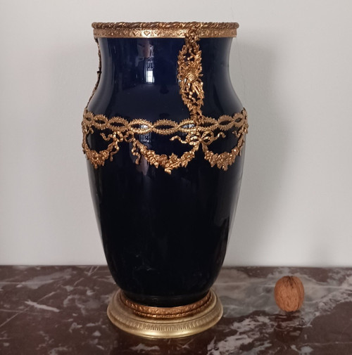 Choisy le Roi - grand vase en faïence montée - fond bleu roi et laiton doré - art déco, vers 1930