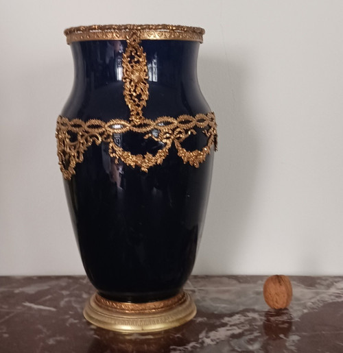Choisy le Roi - grand vase en faïence montée - fond bleu roi et laiton doré - art déco, vers 1930