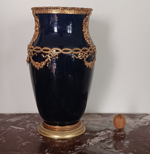 Choisy le Roi - grand vase en faïence montée - fond bleu roi et laiton doré - art déco, vers 1930
