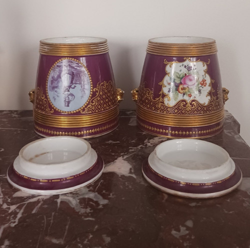 Vecchia Parigi, periodo Luigi Filippo, Napoleone III - grande coppia di vasi da fiori - sfondo viola e ricco