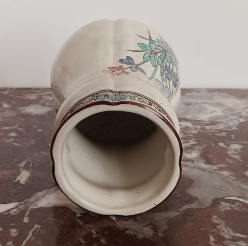 Manufacture Samson - vase monté imitant Chantilly - décor kakiemon Louis XV - faïence