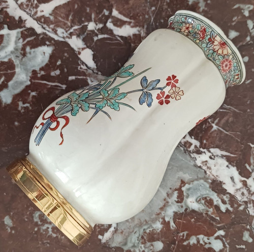 Manufacture Samson - vase monté imitant Chantilly - décor kakiemon Louis XV - faïence