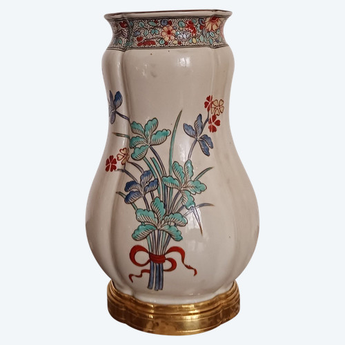 Manufacture Samson - vase monté imitant Chantilly - décor kakiemon Louis XV - faïence