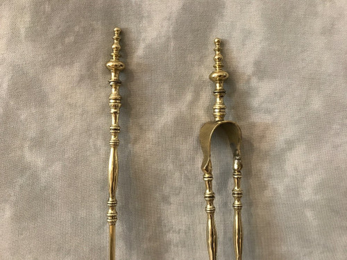 Ensemble d'une pelle et d'une pince de cheminée en laiton d'époque 19 ème 
